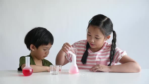 Asian Children Play Science Experiments alt