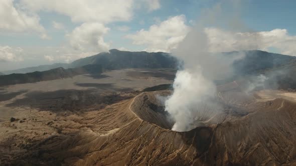 Active Volcano with a Crater. Gunung Bromo, Jawa, Indonesia. alt