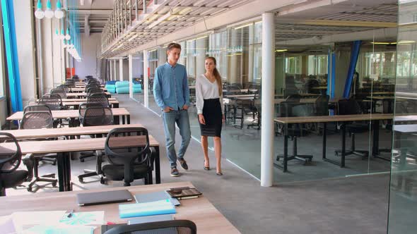 Colleagues Talking at Work alt