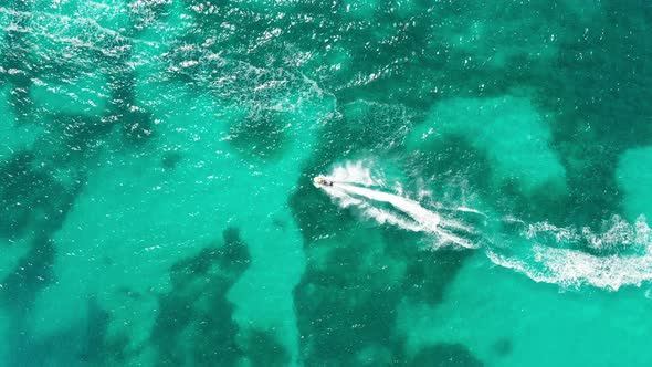 Drone footage of motorboats racing in Antigua alt