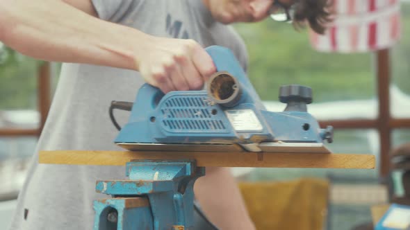 Electrical planer planing thin wooden teak trom, Side view alt