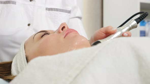 Cosmetologist Making Biolifting Rflifting Procedure alt