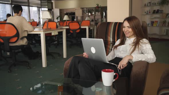 The Lady in the Office Communicating By the Internet Sourse alt