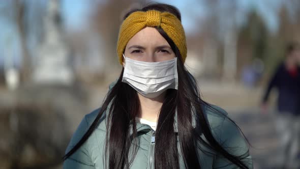 Woman Wearing Face Mask in the City alt