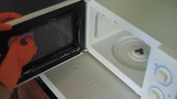 Cleaning a Microwave with Vinegar