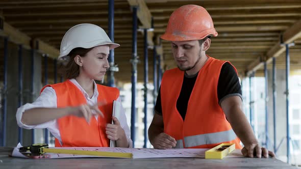 Discussion by designer and foreman of the architectural project and interior on  building alt