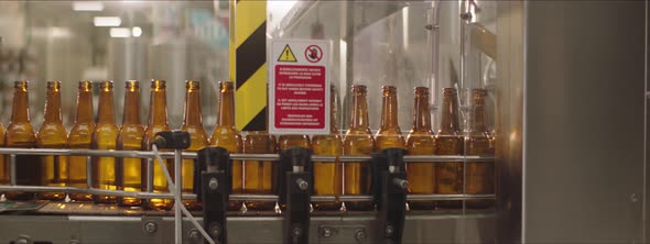 Fast motion video in a brewery alt