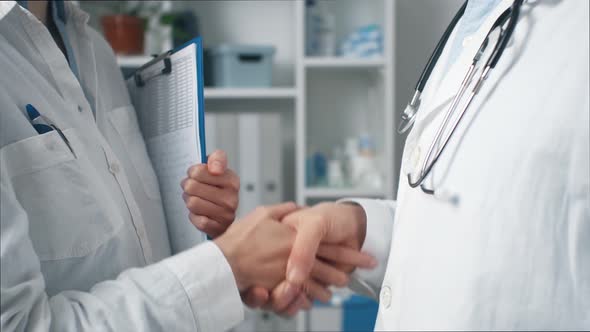 Colleagues Doctors Stand Together Talking. The Head Doctor Explains The Patient's Diagnosis alt