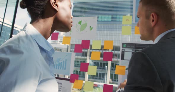 Young business people meeting in a modern office alt