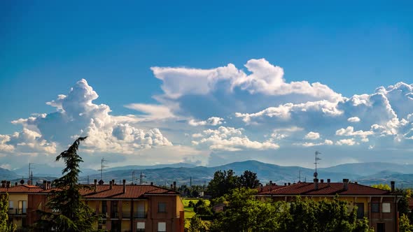 4K Time-lapse Clouds Formation over the Apennines alt