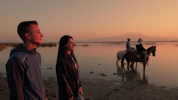 Happy Friends and Horsemen in Nature alt