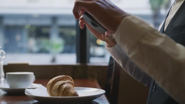 Young professional man in a cafe alt