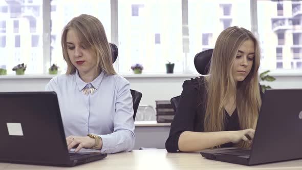 Operators of Support Customer Service - Call Center, Online Software with Technology Voice Over IP alt