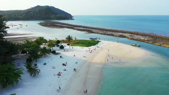 Small boats surrounding sandy islet on the north coast of Thailand. Malibu beach, Koh Phangan alt