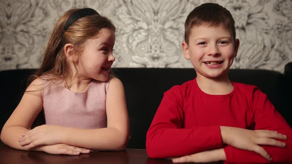 Communication Session of Psychologist and Girl Boy 5 8 Years alt