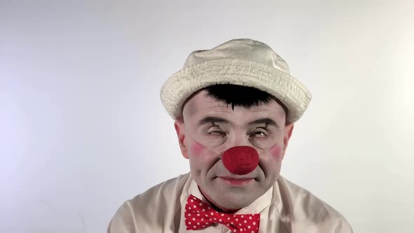 Emoji clown - Sleeping Face. A sleepy mime clown falls asleep and lets out three, cartoon-styled Zzz alt