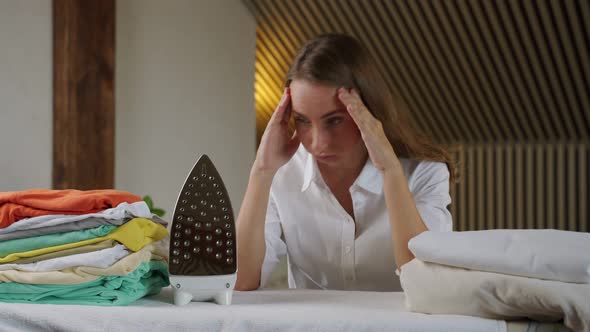 Pretty Woman is Dissatisfied with the Ironing Takes Up the Head of the Hand alt