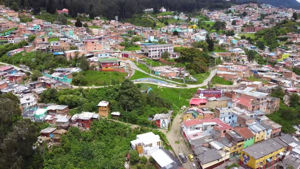 Giro Con Drone En Barrios Humildes De Colombia, Bogotá