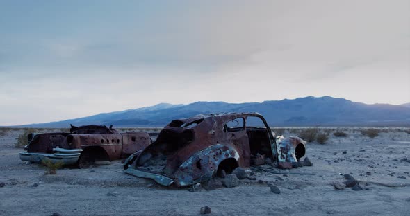Panamint Valley Sunset with rusted cars - Death Valley National Park - Time lapse alt
