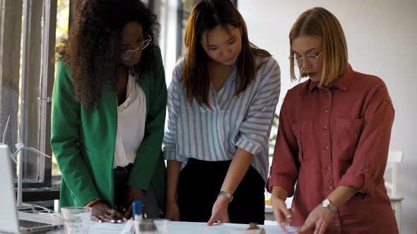 Portrait of young businesswomen at office alt