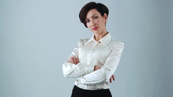 Video portrait of businesswoman crossing arms on her chest in studio alt