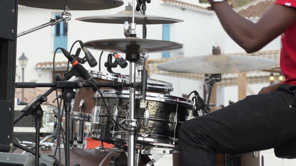 Playing Drum Battery alt