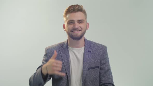 Man showing the "call me" sign alt