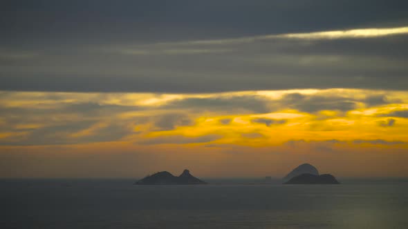 Cloudy and Golden Mourning - Amanhecer parcialmente nublado e dourado na Barra da Tijuca Rio