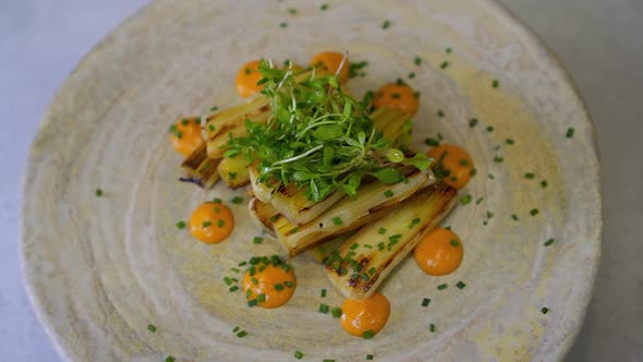 Grilled leeks with sauce and sprouts alt