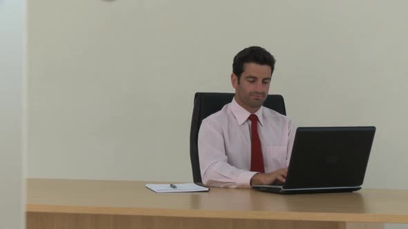 MS Tracking Left OF A BUSINESSMAN WATCHING A FEMALE COLLEAGUE WALK PAST alt