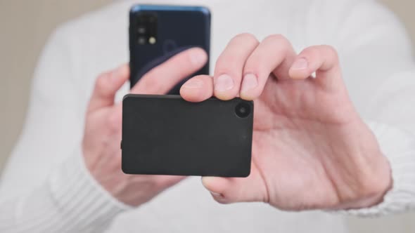 Scanning QR Code with a Modern Cold Crypto Wallet and Smartphone alt