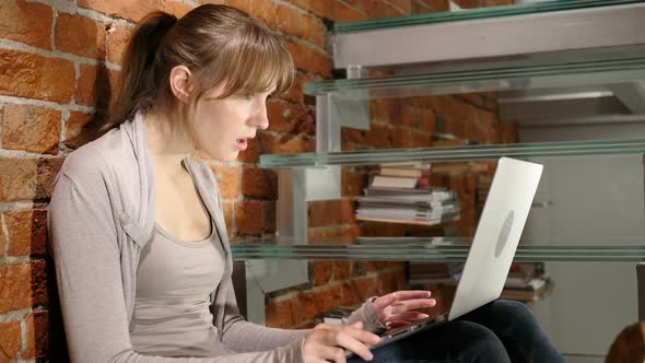 Angry Frustrated Young Woman Working on Laptop alt