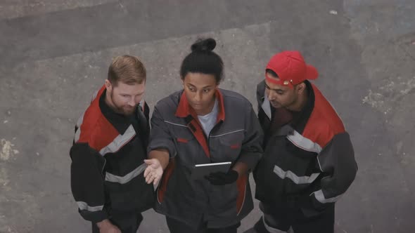 Female Contractor Controlling Stockroom Workers alt