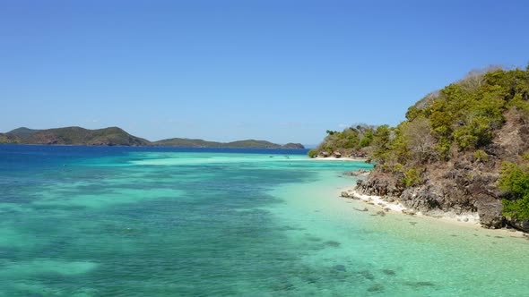 Aerial view of Bulog Dos island and turquoise water, in the sunny day, Coron, Palawan, Philippines alt