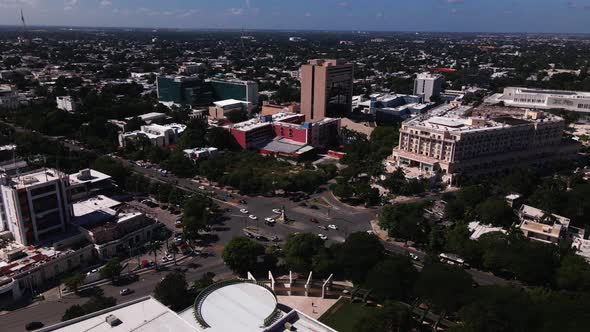 The historic Paseo del Montejo avenue in Merida alt