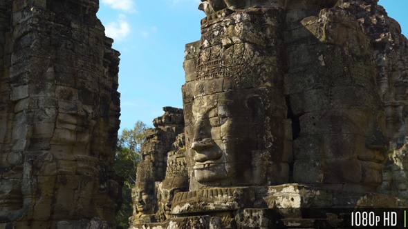 Smiling Face Stone Tower at Bayon Temple in Siem Reap, Cambodia alt