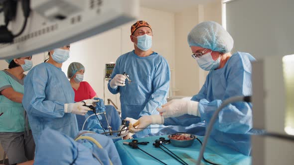 The Surgeon's Doing Laparoscopic Surgery in the Operating Room alt