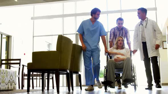 Team of doctor taking pregnant woman to the ward alt