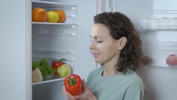 Choose food in the refrigerator. alt