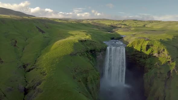 Flight over Skogafoss Waterfall in Green Iceland Nature alt