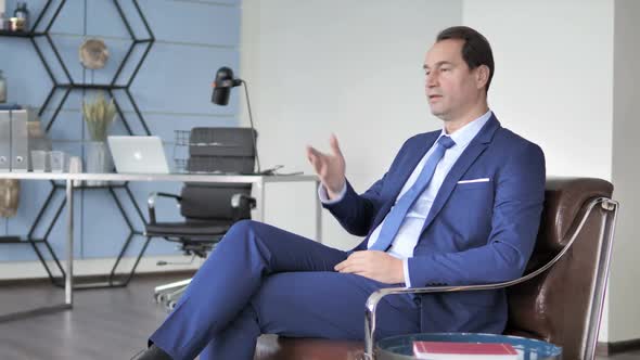 Negotiation Businessman Discussing Project at Work alt