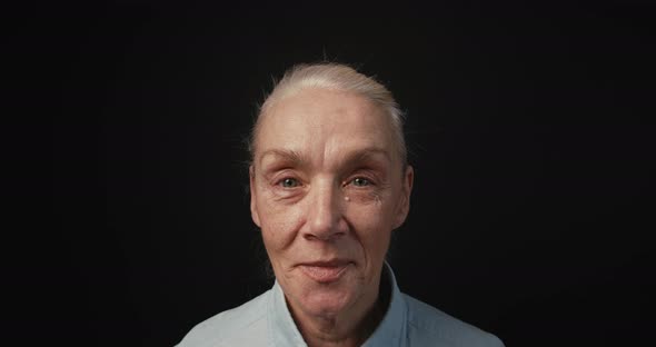 Portrait of an Elderly Woman, She Is Smiling, Happy and Looking at the Camera alt