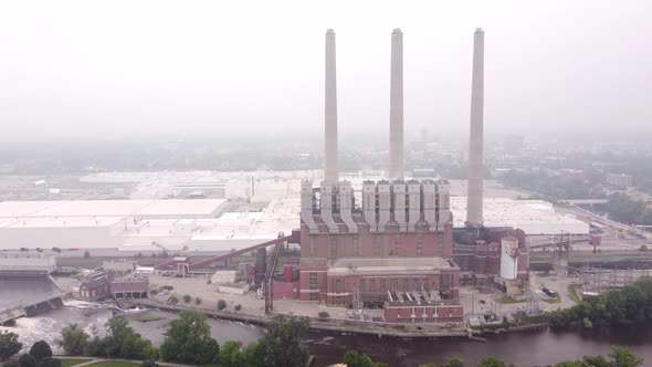 Dam And Otto C. Eckert Municipal Power Plant With Three Smokestack On A Misty Day In Lansing, Michig alt
