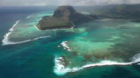 Le Morne Brabant and the waves of the Indian ocean in Mauritius. alt