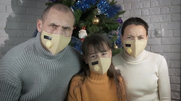 Stressed Family in Epidemic Christmas alt
