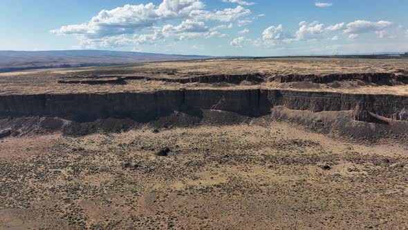 Orbiting aerial over the Frenchman Coulee Spring Basin in Eastern Washington. alt