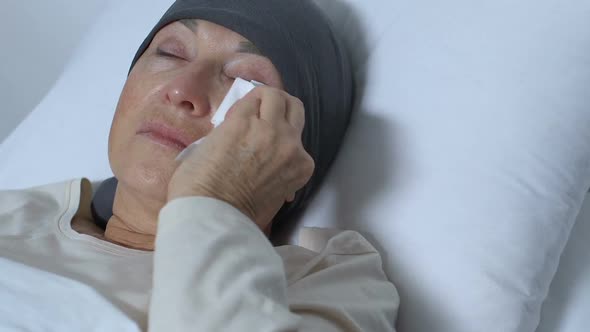 Lady Supporting Crying Old Lady Suffering Cancer Lying in Bed, No Hope Remission alt