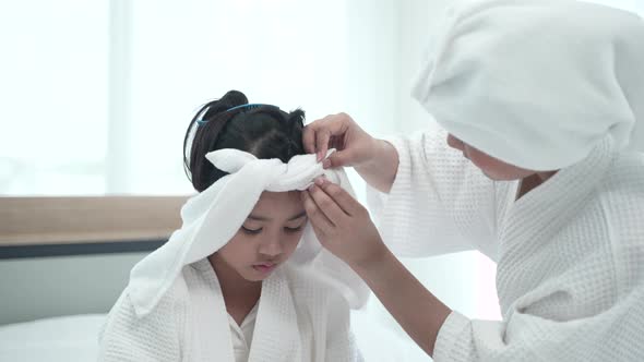 spa relaxation therapy at home, young Asian mother and her daughter enjoying with salon alt