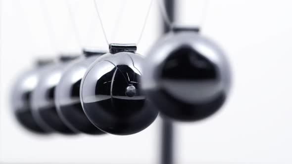 Slow Motion Newtons Cradle alt