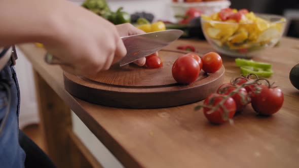 Handheld view of wooden board and freshness tomatoes slices alt